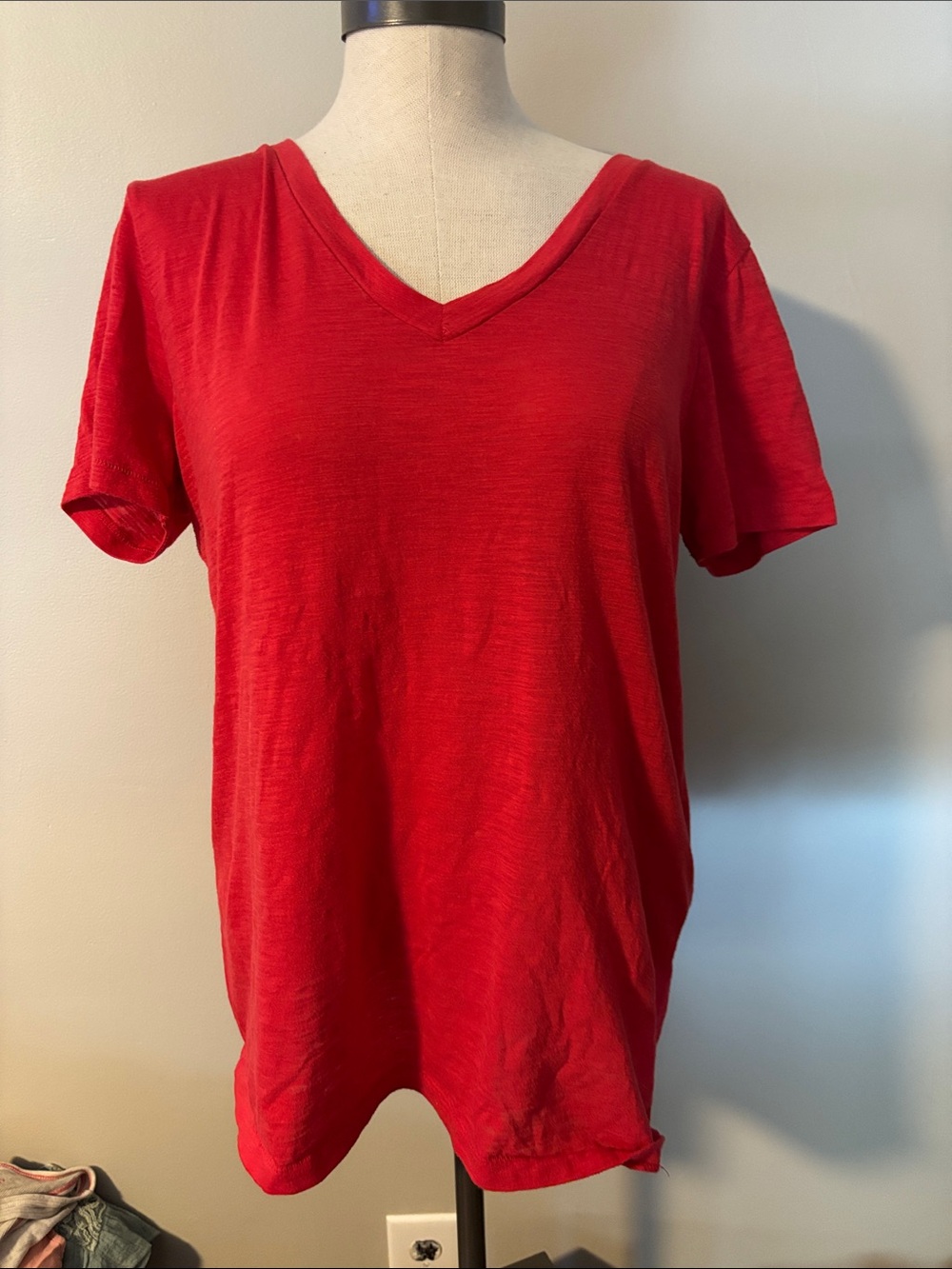 Arizona Jean Company Red V-Neck Short Sleeve Tee